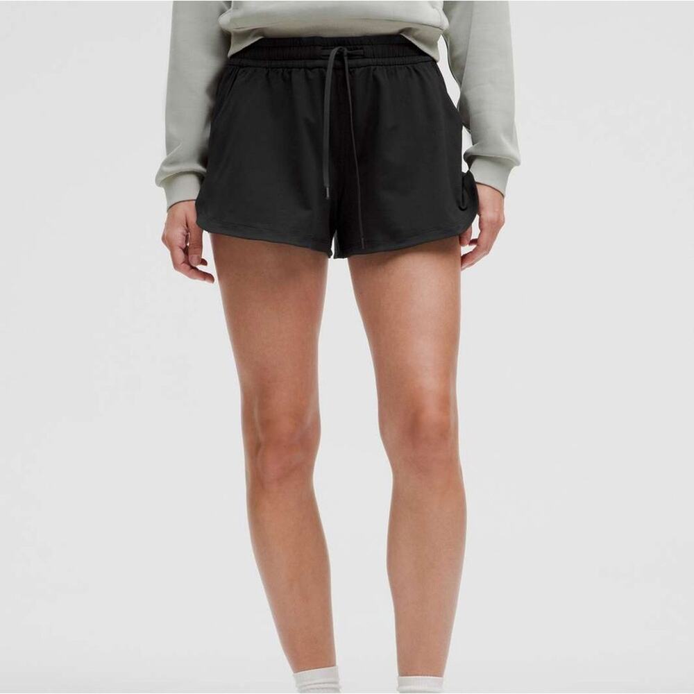 NWT Lululemon Soft Jersey Mid-Rise Curved-Hem Short 3"